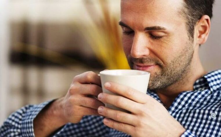 Ένας άντρας πίνει ένα ρόφημα τσάι από τζάκι για να αυξήσει τη δραστικότητα